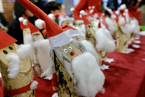 Viele gebastelte Weihnachtsmänner