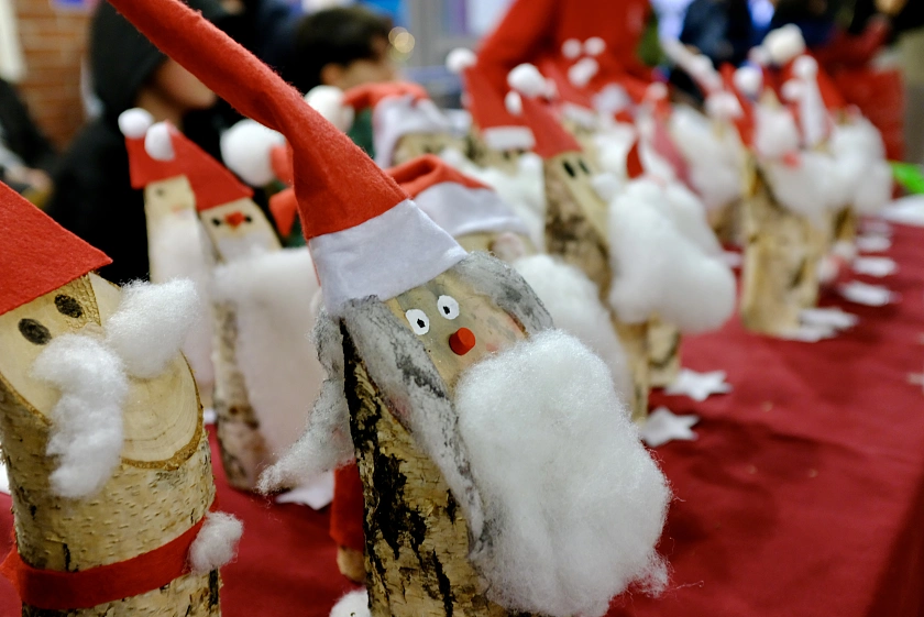 Viele gebastelte Weihnachtsmänner