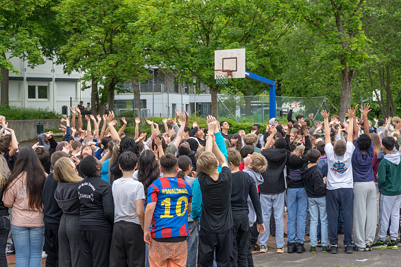 Alle winken zur Drohne hoch!