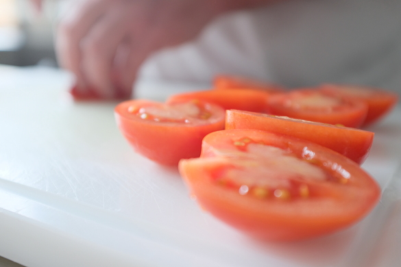 Frische Tomaten, im Hintergrund vom Koch geschnitten
