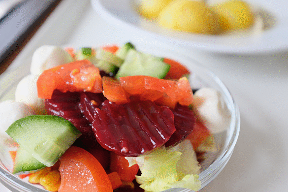 Salatbuffet mit frischen Gurken, Tomaten, Mais, roter Beete und mehr